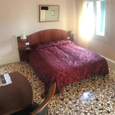 A Le Boteghe البندقية