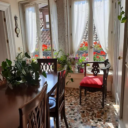 A Le Boteghe البندقية